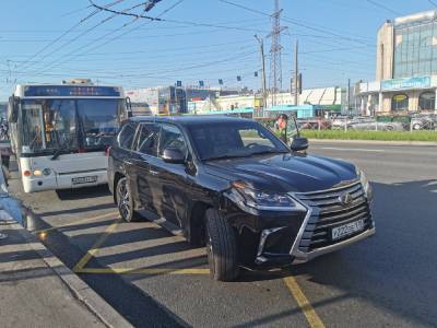 Петербуржец на «Лексусе» остановил автобус ради фруктов для больного коронавирусом друга - neva.today - Санкт-Петербург