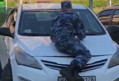 В Петербурге нетрезвый таксист «катал» мужчину в форме на капоте - online47.ru - Санкт-Петербург
