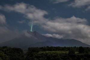 Над вулканом в Индонезии видели непонятный зеленый луч - novostiua.news - Украина - Индонезия