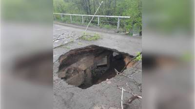 На севере Сахалина частично обвалился мост, отрезав жителей от мира - vesti.ru - Сахалинск
