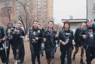 Не парься, выпускник: родители читинских школьников записали панк-клип, посвященный своим детям – Учительская газета - ug.ru - Чита