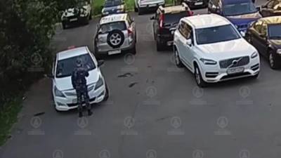 Пьяный таксист прокатил охранника на капоте и сшиб столб на Пулковской улице - piter.tv