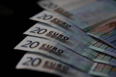 Доллар дорожает к евро и иене - smartmoney.one - Reuters