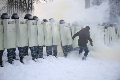 Алексей Навальный - Участнику митинга Навального запросили год колонии-поселения за синяк на руке полицейского - znak.com - Екатеринбург