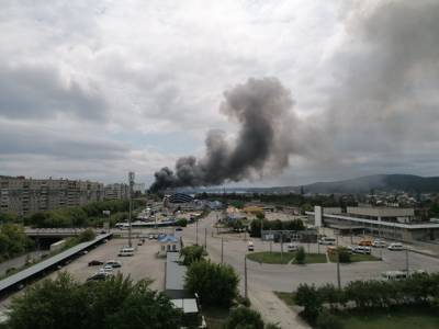 В Миассе около железной дороги горит цех по производству запчастей - znak.com - Челябинская обл.