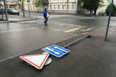 Саратовцев удивила необычная особенность упавшего в городе столба - saratov.mk.ru - Саратов
