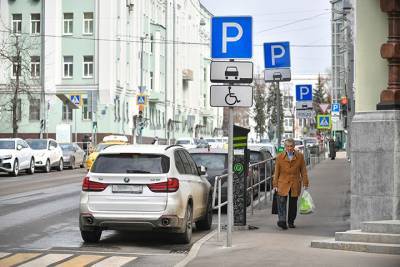 Вещи на 200 тысяч рублей похитили из припаркованной в центре столицы иномарки - vm.ru - Москва