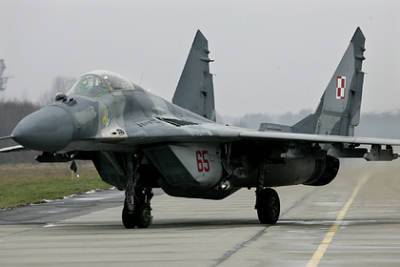Польский истребитель по ошибке обстрелял самолет напарника - rusjev.net