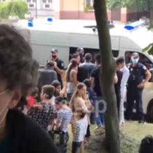 В Запорожье толпа ромов угрожала медикам скорой помощи. Видео - reporter-ua.com - Запорожье
