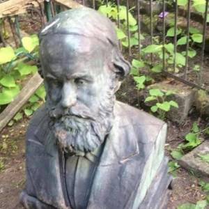 В Киеве на Байковом кладбище надругались над могилой ученого. Фото - reporter-ua.com - Киев