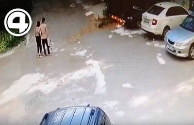 В Екатеринбурге молодая пара подожгла тополиный пух и случайно сожгла машину - znak.com - Екатеринбург