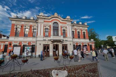 Псковский театр начал продавать билеты на спектакли августа со скидкой 30% - mk-pskov.ru - Псков
