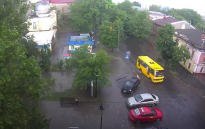 Ливень в Херсоне: пешеходы шли по колено в воде - korrespondent.net - Херсон