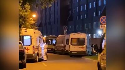 Лев Авербах - Ночью у Покровской больницы вновь выстроилась очередь из "скорых" - piter.tv - Санкт-Петербург