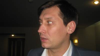 Дмитрий Гудков - Гудков назвал решение о выезде из России «временным отступлением» - golos-ameriki.ru
