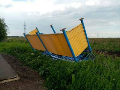 В Удмуртии автобусная остановка опрокинулась от ветра (ФОТО) - gorodglazov.com - респ. Удмуртия