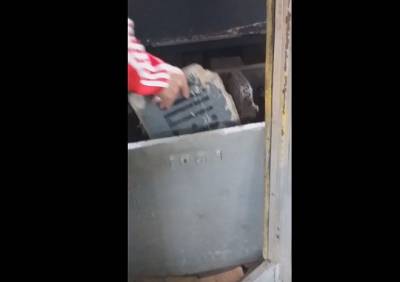 Николай Любимов - В Рязани сняли на видео, как водитель пытался починить сломавшийся троллейбус картонкой - ya62.ru - Рязань