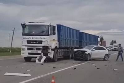 Ну Кубани в аварии с грузовиком пострадали женщина и ребёнок - kuban.mk.ru - Крымск - Камаз