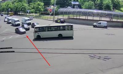 Момент аварии с пассажирским автобусом в Киеве попал на видео: есть пострадавшие - politeka.net - Киев