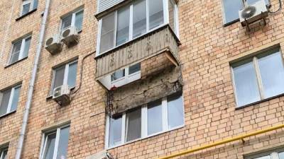 В Москве обрушилась часть балкона жилого дома - iz.ru - Москва