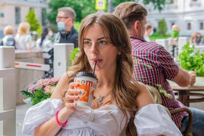Власти Москвы призвали владельцев кафе закрыть летние веранды 8 июня из-за грозы - vm.ru - Москва - Московская обл.