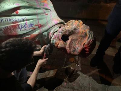 В Торонто свалили статую одного из идеологов ассимиляции детей коренных народов Канады - gordonua.com - Канада