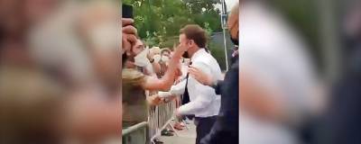 Эммануэль Макрон - Эммануэль Макрон получил пощечину от неизвестного мужчины - runews24.ru