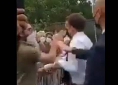 Эммануэль Макрон - Макрон получил пощечину во время поездки по Франции. Полиция задержала двух людей - unn.com.ua - Киев - Франция