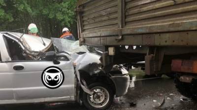 На улице Попова в Пензе пенсионер на Daewoo въехал в стоящий КамАЗ - penzainform.ru - Пенза - Камаз