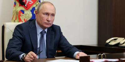 Владимир Путин - Путин пообещал разобраться с вопросом о том, достаточно ли в РФ наград для соцработников - ruposters.ru