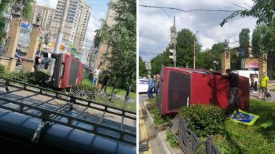 ВАЗ вылетел на пешеходный бульвар в центре Воронежа и опрокинулся - vestivrn.ru - Воронеж