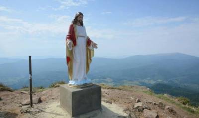 Иисус Христос - На карпатской горе Пикуй таинственным образом исчезла статуя Иисуса Христа (ФОТО) - enovosty.com