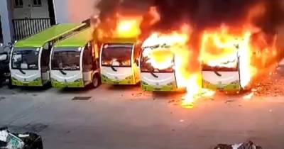 Сгорели сразу пять. В Китае взорвался электробус, огонь перекинулся на другие машины (видео) - focus.ua - Китай - район Гуанси-Чжуанский