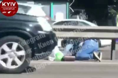 В Киеве женщина переползала автомагистраль в час пик на коленях - rupor.info - Киев