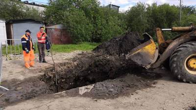 Фонтан нефти посреди города не обрадовал ухтинцев - vesti.ru - респ. Коми