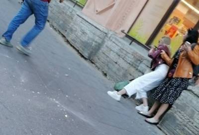 Штукатурка обвалилась на голову прохожей в Петербурге - online47.ru - Санкт-Петербург