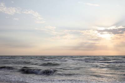 Эксперт рассказала, где в России в июне теплое море - vm.ru - Крым - Евпатория - Ейск - Керчь - Азовское Море