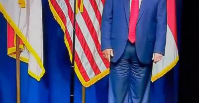 Дональд Трамп - Где там молния?: Штаны Трампа поставили американцев в тупик - reendex.ru - шт.Северная Каролина