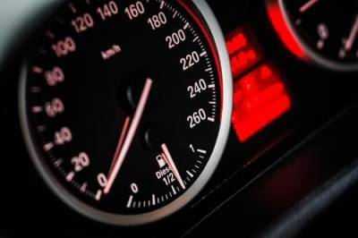 Дмитрий Митрошин - В ГИБДД поддерживают идею снизить скорость движения машин в населённых пунктах до 30 км/ч - argumenti.ru