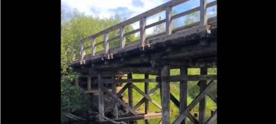 Аварийный мост в поселке Карелии может рухнуть в любой момент (ВИДЕО) - stolicaonego.ru - район Олонецкий - республика Карелия