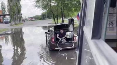 Воронежцы сняли на видео спасение утонувшей в луже маршрутки - vestivrn.ru - Воронеж