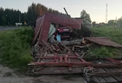 В Коми женщина на Nissan Qashqai влетела в гараж - komiinform.ru - респ. Коми - Сыктывкар