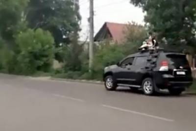 Курская прокуратура заинтересовалась женщиной, прокатившей троих детей на крыше внедорожника - chr.mk.ru - Курск