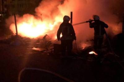 Масштабный пожар вспыхнул возле киевского рынка, кадры: слетелись спасатели - politeka.net - Киев