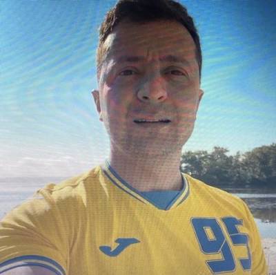 Владимир Зеленский - Дмитрий Песков - Володимир Зеленський - Зеленский перед Евро-2020 сфотографировался в форме сборной Украины по футболу - argumenti.ru - Украина - Крым - Санкт-Петербург