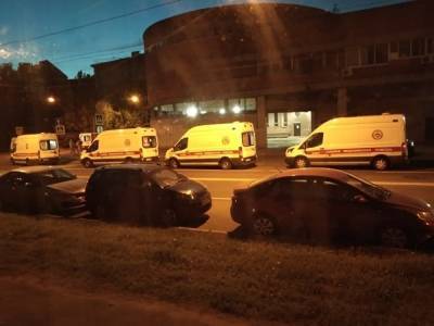 У Покровской больницы Петербурга вторую ночь стоят очереди из скорых - znak.com - Санкт-Петербург