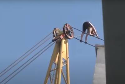 Мужчина забрался на кран и повис на высоте в 40 метров, видео: "Был в подавленном состоянии" - politeka.net - Хмельницкая обл.