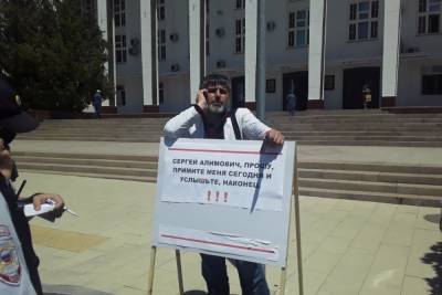 Дагестанский врач вновь пикетирует на площади - mk.ru - респ. Дагестан