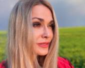 Ольга Сумская - Ольга Сумская поделилась летними фотографиями в поле с цветочками - rusjev.net