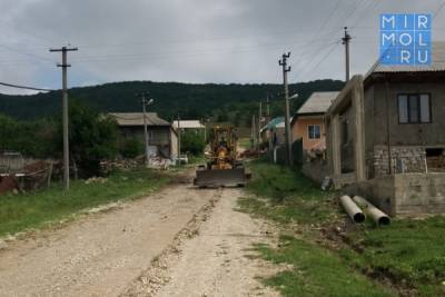 В Казбековском районе благоустроили более 30 километров сельских дорог, поврежденных в результате ливневых дождей - mirmol.ru